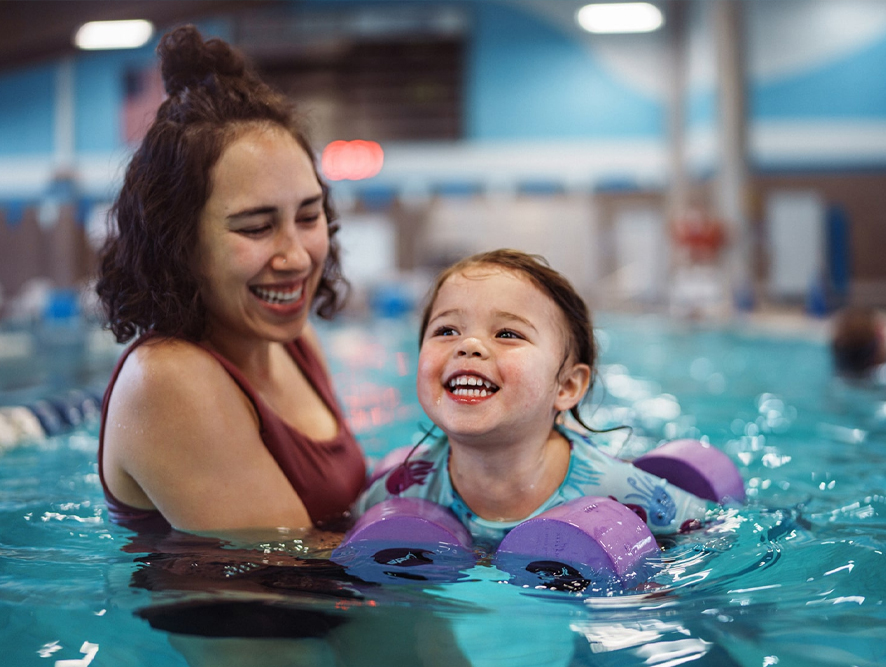 Learn to Swim with supportive swimming instructors